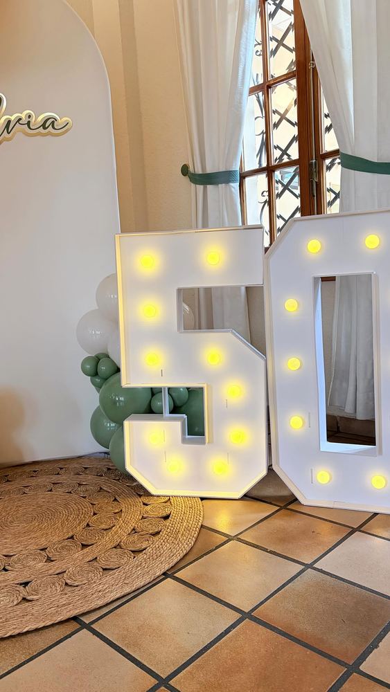 50 con letras luminosas